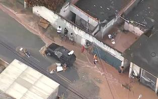 Adutora rompe, inunda rua e invade casas em Osasco (SP)