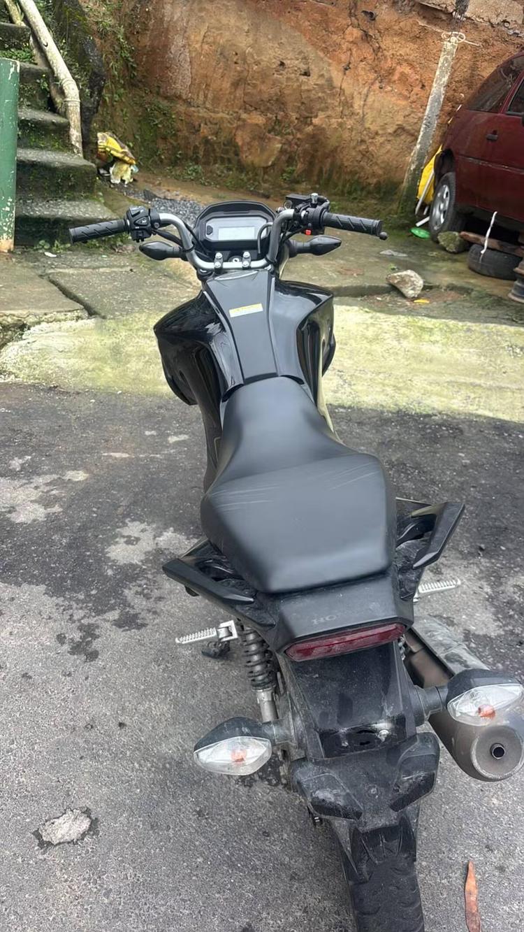 Jovem é preso e adolescente apreendido após manobras perigosas com motos furtadas em Angra dos Reis