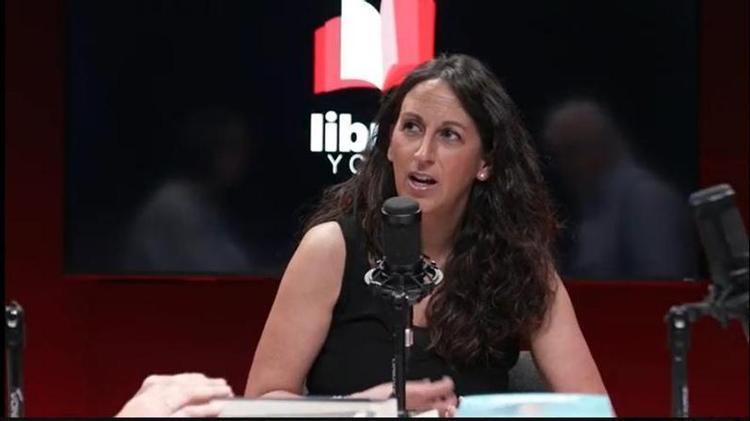 María Oruña, en el vídeopodcast del suplemento 'ABRIL': "El periodo de investigación para mí es el más divertido"