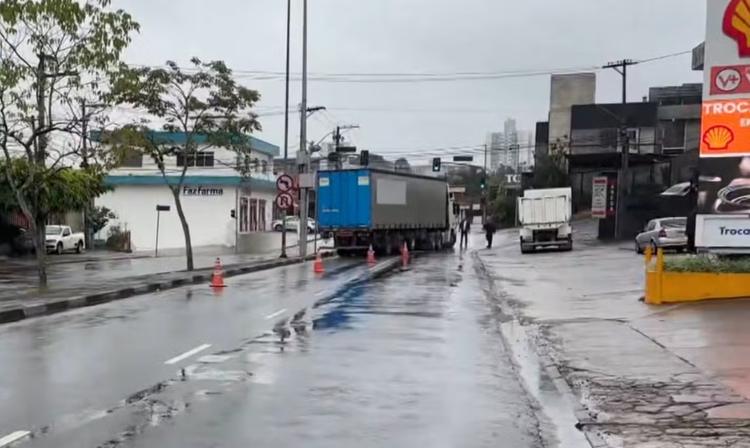 Caminhão quebra em cruzamento e causa lentidão no trânsito no Mogi Moderno, em Mogi das Cruzes
