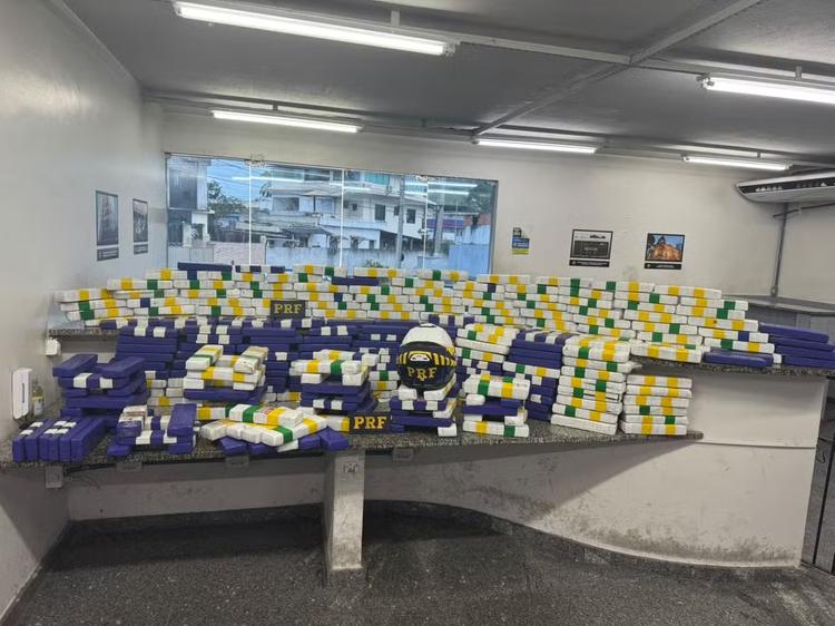 PRF flagra 200 kg de maconha escondidos em cabine de caminhão na BR-101, em Campos