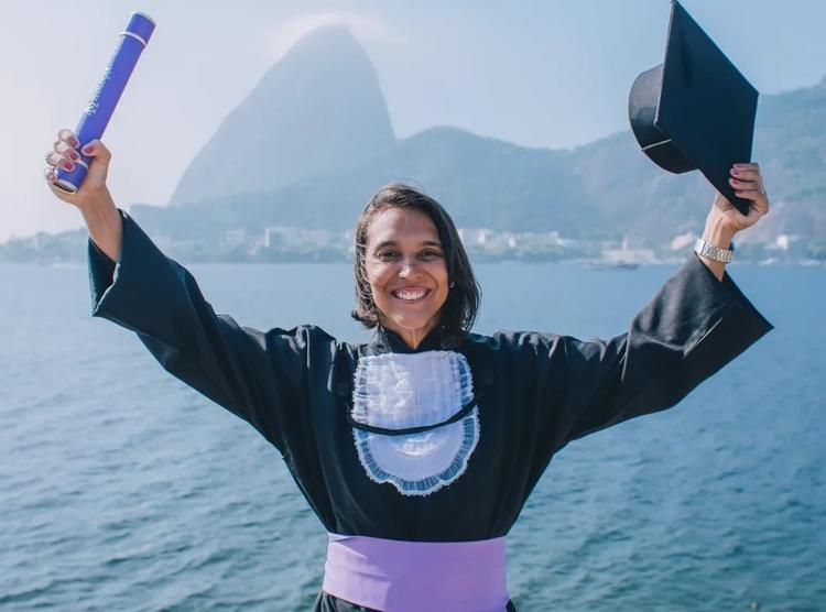 A goleira Natalie com seu diploma de Educação Física: 