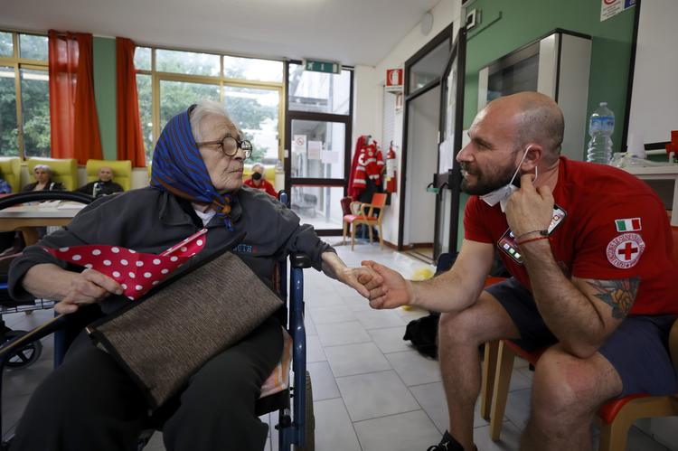 Sorrisi: il progetto CRI per anziani soli e caregiver familiari