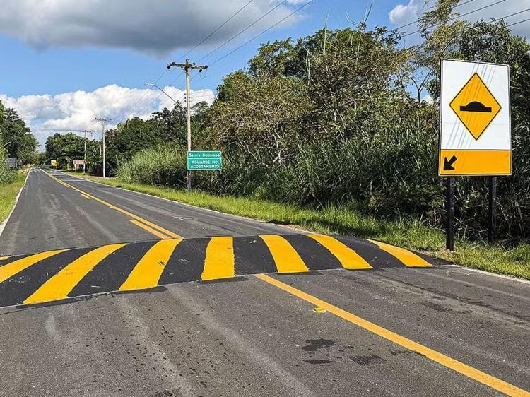 Carro bate de frente com van e deixa dois feridos no interior de SP