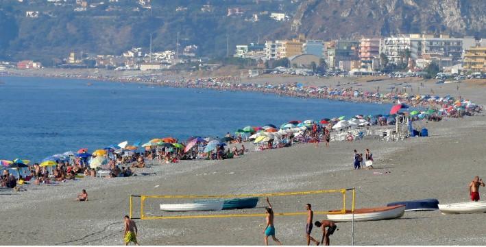 Spiagge pulite, dipende da tutti: questa notte rispettiamo le regole e conferiamo correttamente i rifiuti