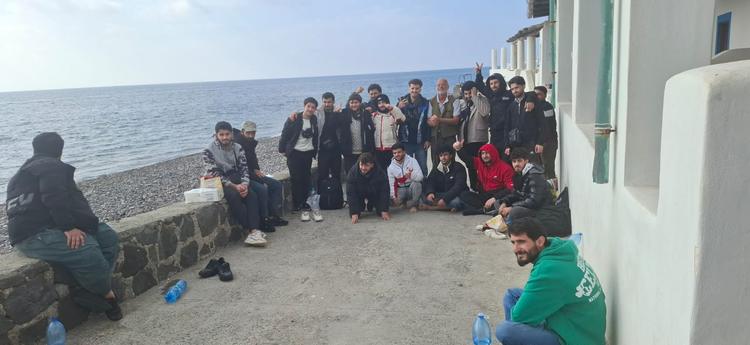 Eolie, avvistato un gommone con dei migranti. A soccorrerli i pescatori di Alicudi