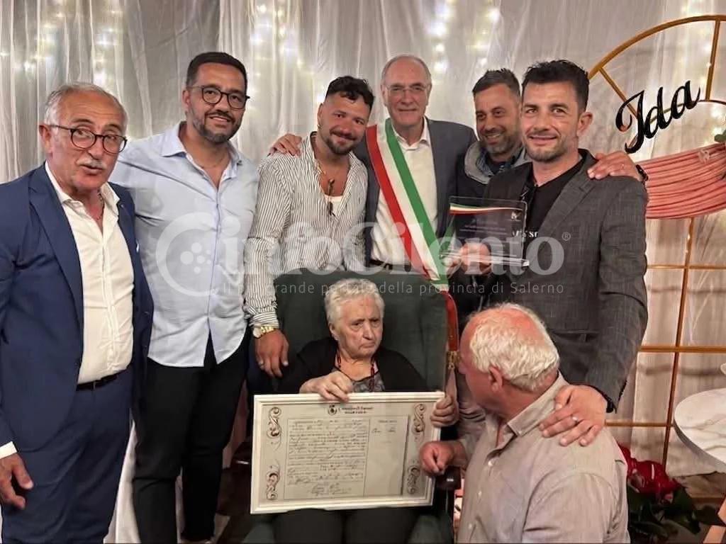 Ispani in festa, la comunità di San Cristoforo abbraccia nonna Ida per i suoi 100 anni
