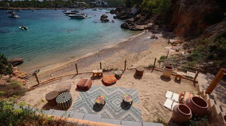 Los clientes del hotel de lujo disfrutan de la cala casi en exclusiva, al no estar el acceso señalizado.