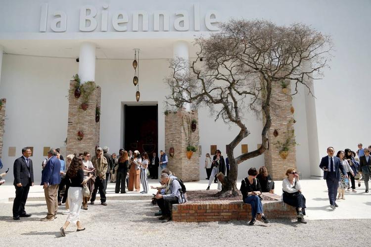 Biennale di Venezia, l’Ue taglia 2 milioni dopo la riapertura del padiglione russo: “Non rispetta i valori democratici”
