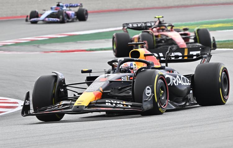 Max Verstappen vence na Espanha e fecha final de semana dominante