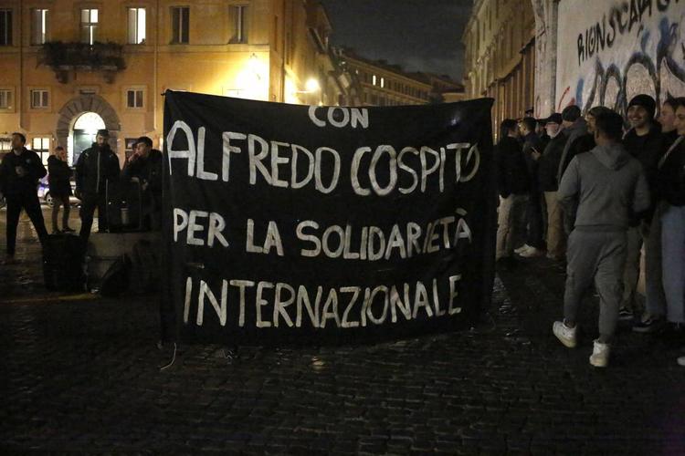 Cospito, condannati 18 anarchici. Ma la devastazione è stata derubricata: ecco cosa è successo