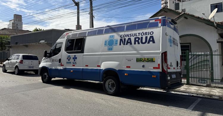 Saúde de Itajaí leva Consultório na rua para atender moradores do Edifício Irajá
