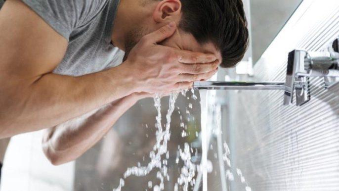 لماذا غسل الوجه في الصباح ليس ضروريا؟