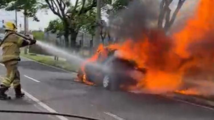 VÍDEO: Motorista é alertado e consegue sair antes de carro ser ‘engolido’ pelas chamas em Uberaba
