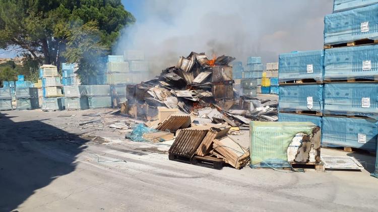 Gard : un feu de palettes dans un bâtiment industriel mobilise les pompiers