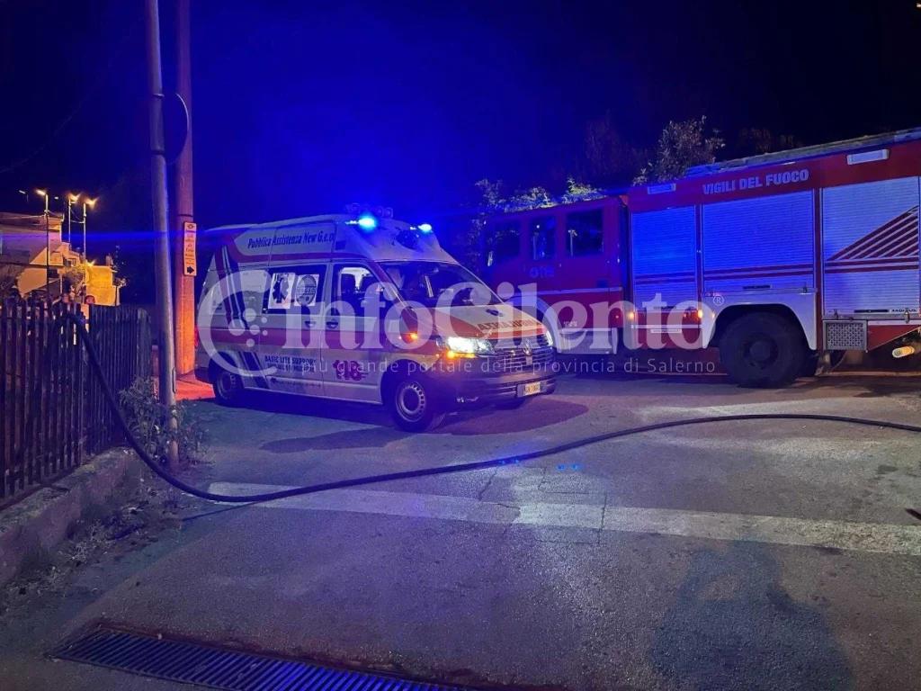 Tensione a Sapri: uomo va in escandescenze e minaccia di darsi fuoco, bloccato da carabinieri e vigili del fuoco