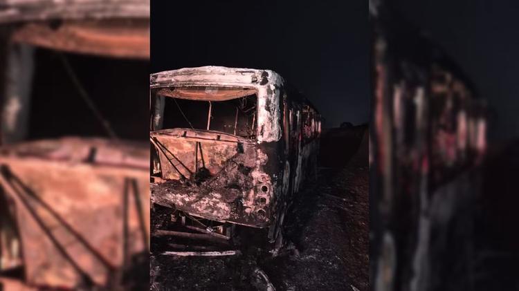 Ônibus escolar pega fogo em estrada de Ourinhos; alunos conseguiram sair ilesos