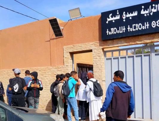 تعطل حافلة النقل المدرسي يدفع تلاميذ سيدي شيكر إلى الاحتجاج