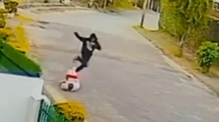 Vídeo mostra assaltante arrancando celular, derrubando mulher e pulando sobre ela durante roubo em Teresópolis