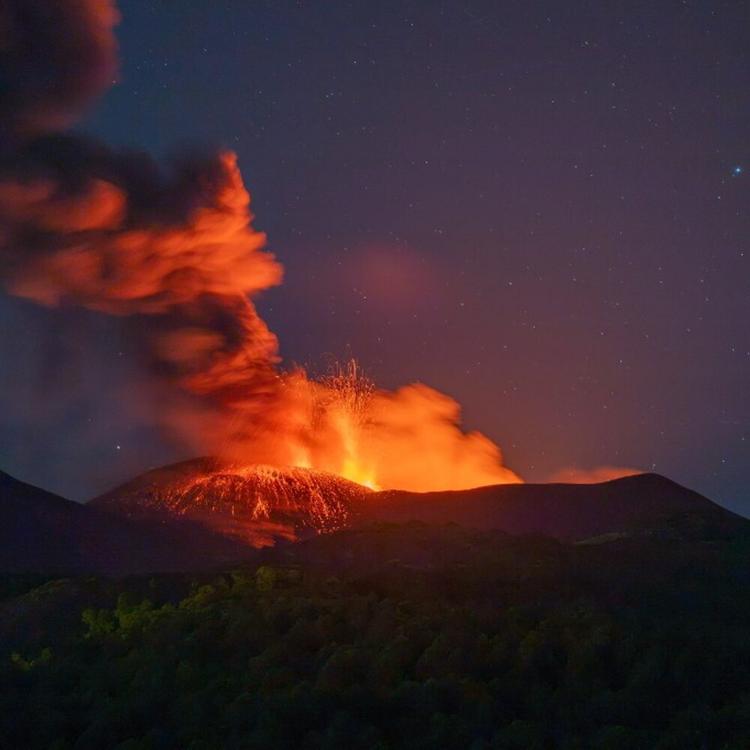 L'aeroporto di Catania resta chiuso fino alle 14 dopo il risveglio dell'Etna