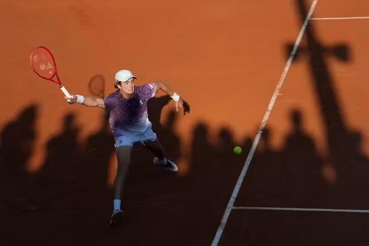 Após campanha histórica, João Fonseca perde para Jakub Mensik e se despede de Roland Garros