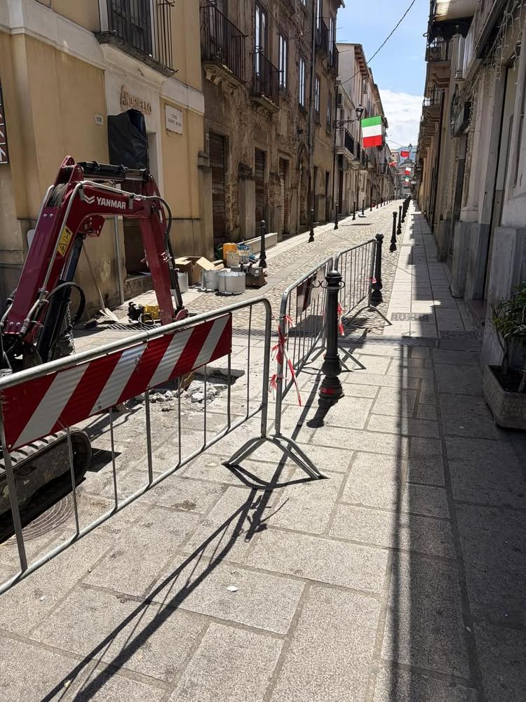 Buongiorno Polistena ⛅️ Lavori di installazione dissuasori elettrici. In tutto saranno 4. Saranno posizionati uno all’im...