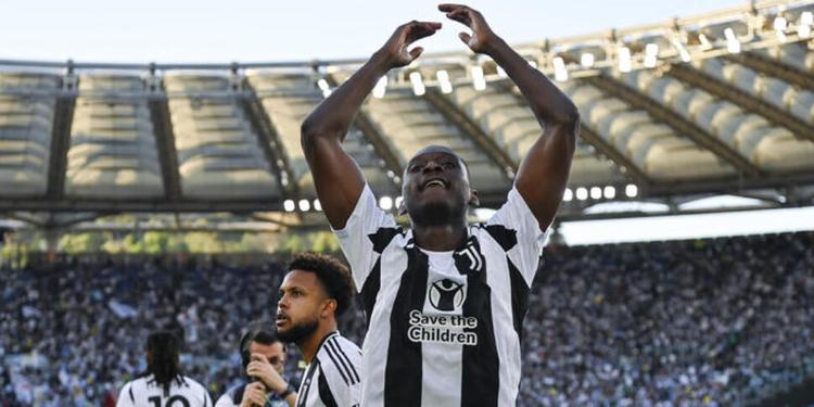 Juve, il bomber è ritornato: Kolo Muani è a Torino