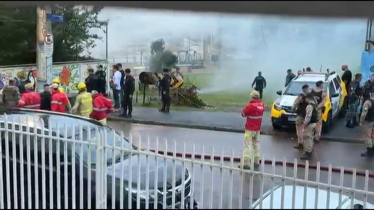 Vídeo mostra movimentação policial e barulho de bombas durante intervenção para resgatar crianças feitas reféns em Curitiba