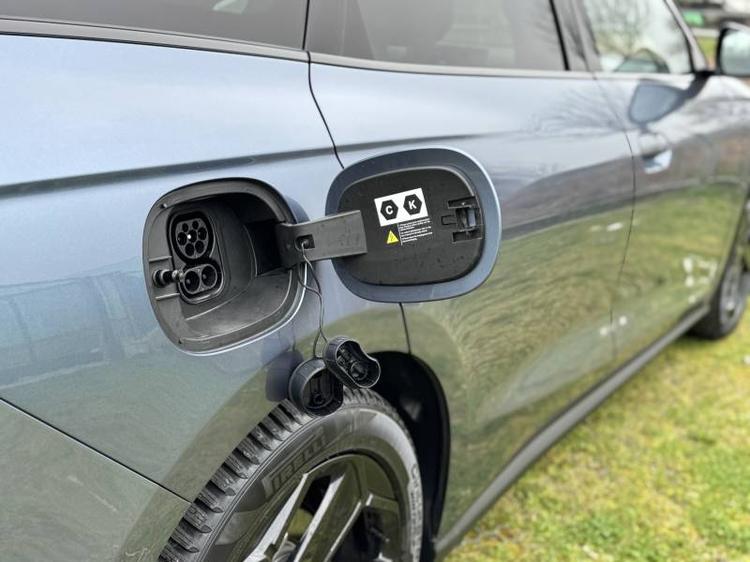 BYD Seal 6 DM-i Touring: guarda tutte le foto 10