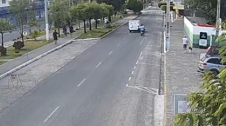 Motociclista morre após colidir em ambulância em Santa Cruz do Capibaribe; VÍDEO