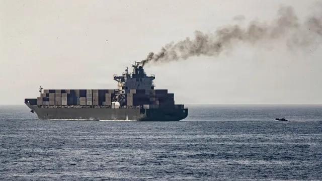 Irã ataca navios no estreito de Hormuz após Trump estender trégua