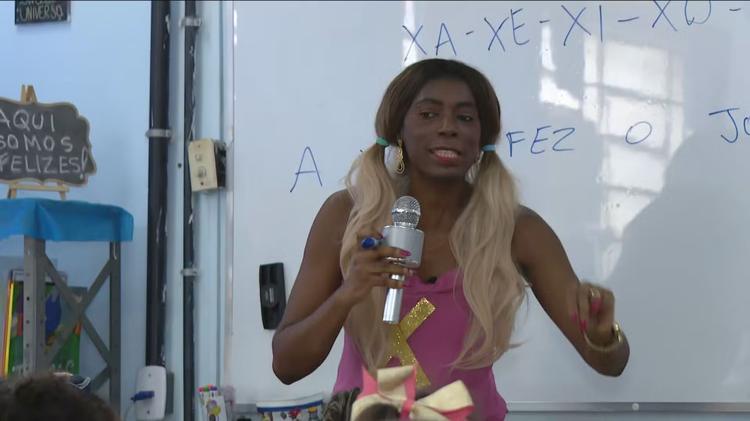 Professora do Rio usa fantasias de super-heróis e personagens infantis para alfabetizar alunos e vence prêmio nacional