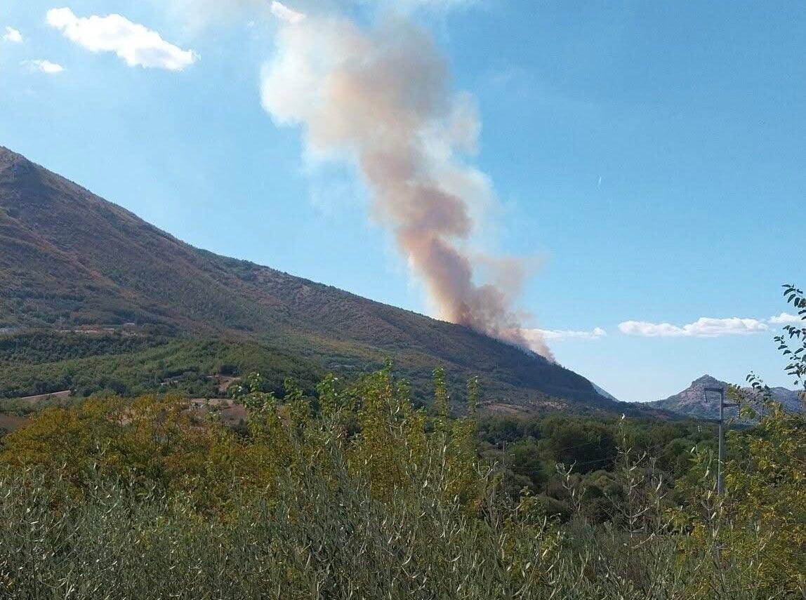Incendio tra Petina e Sicignano: fiamme e fumo visibili dall’A2