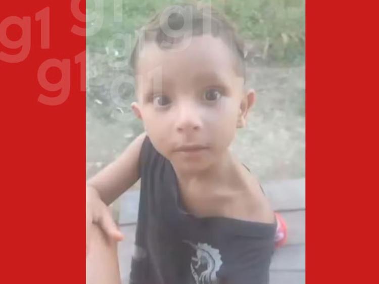 Menino de 3 anos morreu de traumatismo craniano e tinha lesões no rosto e pescoço; mãe e padrasto seguem presos