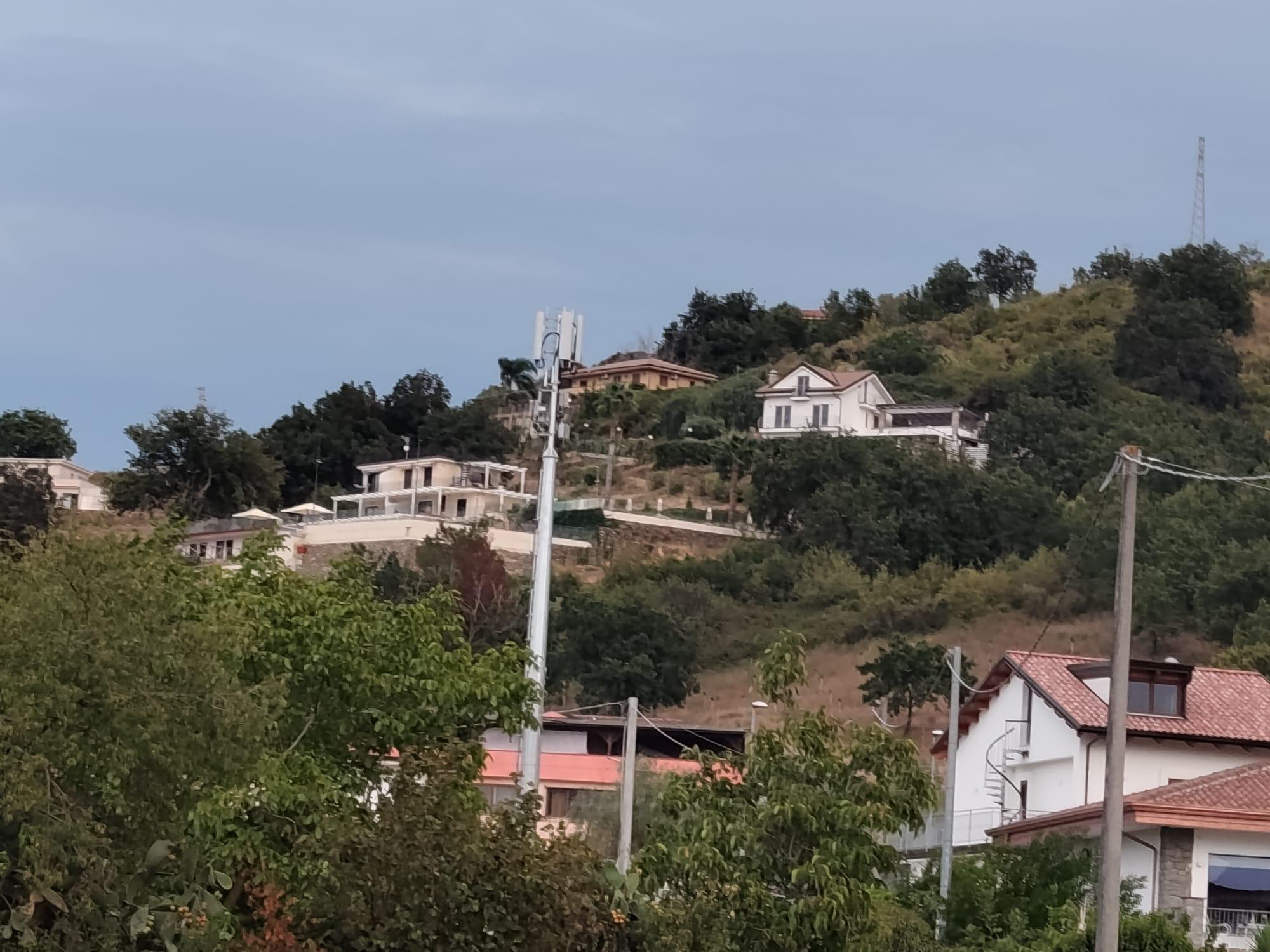 Agropoli, antenna telefonica vicino all’ospedale: la protesta del Moio