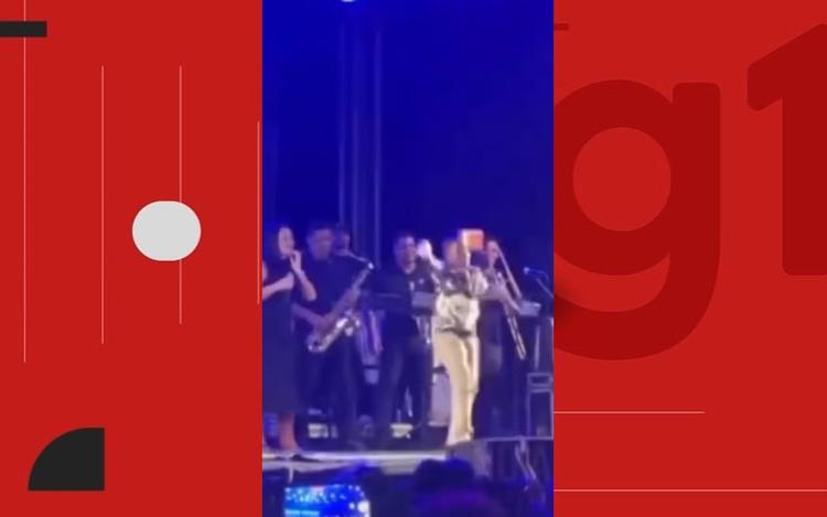 VÍDEO: Cantor mirim Ruan Vaqueirinho é atingido no rosto por lata durante show na Bahia