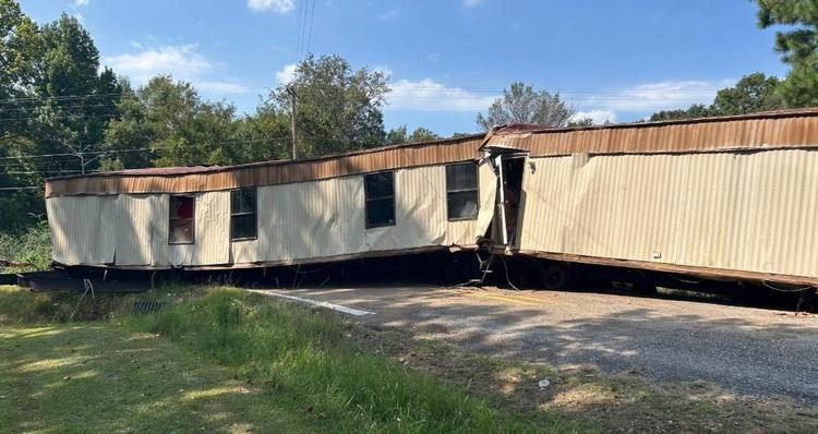 Crash involving mobile home used as reminder for Mississippians to have proper permits
