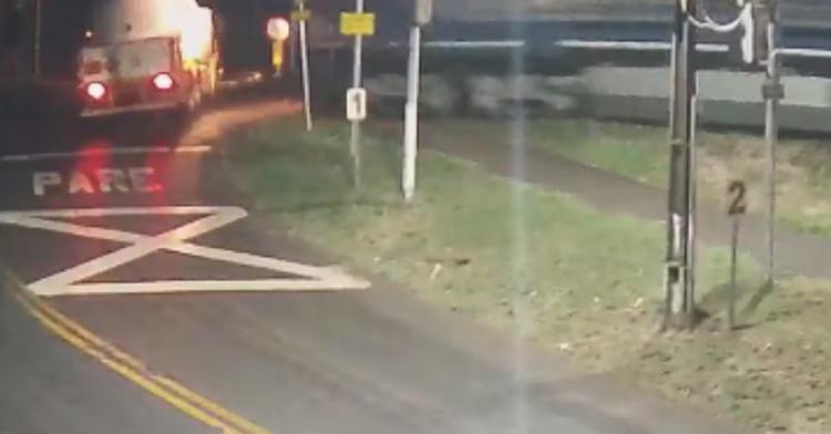 VÍDEO: caminhão carregado com gás de cozinha é atingido por trem enquanto cruza linha férrea no Paraná