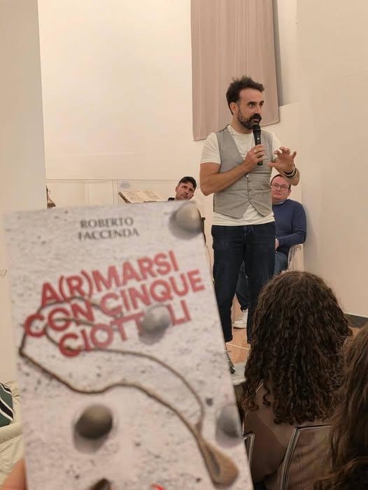 Grande partecipazione, questa sera, per la presentazione del libro 𝐀(𝐫)𝐦𝐚𝐫𝐬𝐢 𝐜𝐨𝐧 𝐜𝐢𝐧𝐪𝐮𝐞 𝐜𝐢𝐨𝐭𝐭𝐨𝐥𝐢...