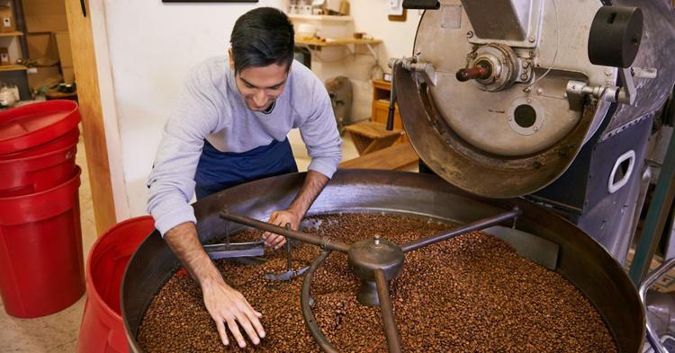 El Niño, geadas e guerra no Oriente Médio mantêm pressão sobre preços do café mesmo com colheita de 71 mi de sacas