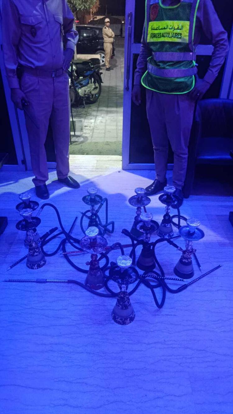 السلطات المحلية بالمسيرة تستهدف 3 مقاهٍ للشيشا وتحجز 35 نرجيلة