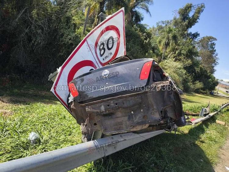 Motorista morre ao perder o controle da direção e capotar em rodovia de Cabreúva
