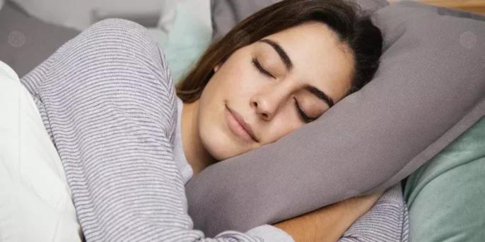 خبيرة تكشف أفضل درجة حرارة لنوم عميق