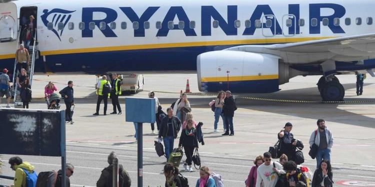 Caro carburante, Ryanair riduce i voli in Calabria per l’inverno 2026/2027: ecco la mappa dei tagli