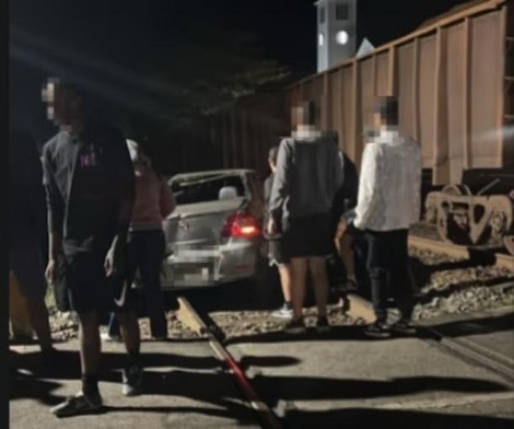 Acidente entre carro e trem deixa homem ferido em Pinheiral