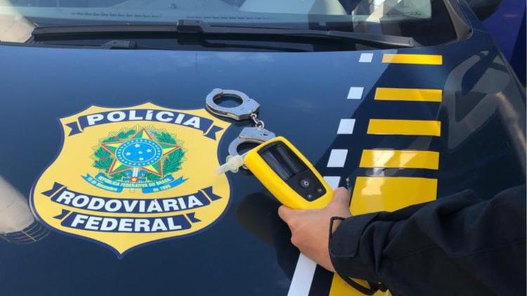 Caminhoneiro recusa bafômetro, admite ter bebido 10 cervejas e é preso na BR‑316