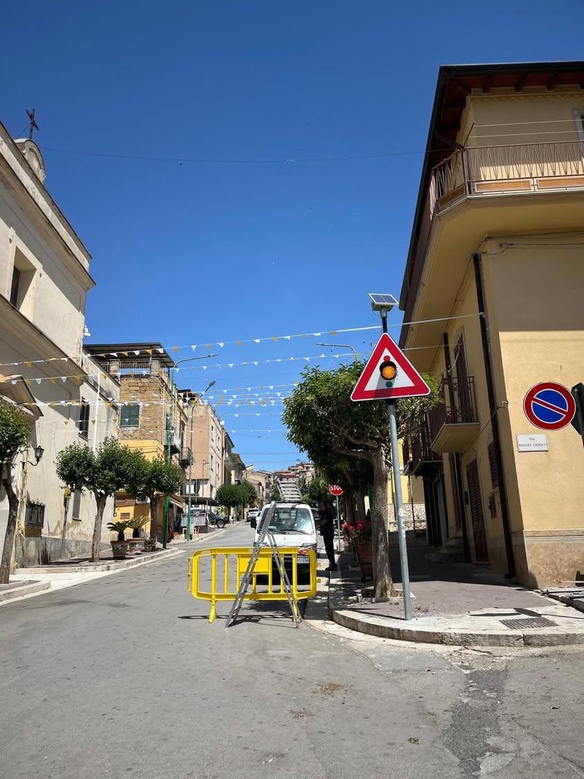 Sono stati collocati i semafori lampeggianti contenti la segnalazione di pericolo. Vieni così messo in sicurezza l’incro...