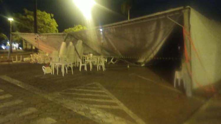 Festa em louvor à padroeira da cidade é cancela após estrutura cair durante chuva em MG; uma pessoa ficou ferida