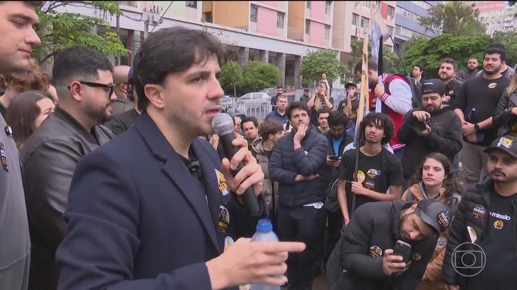 Renan Santos, candidato à Presidência pelo Missão, faz campanha no Paraná