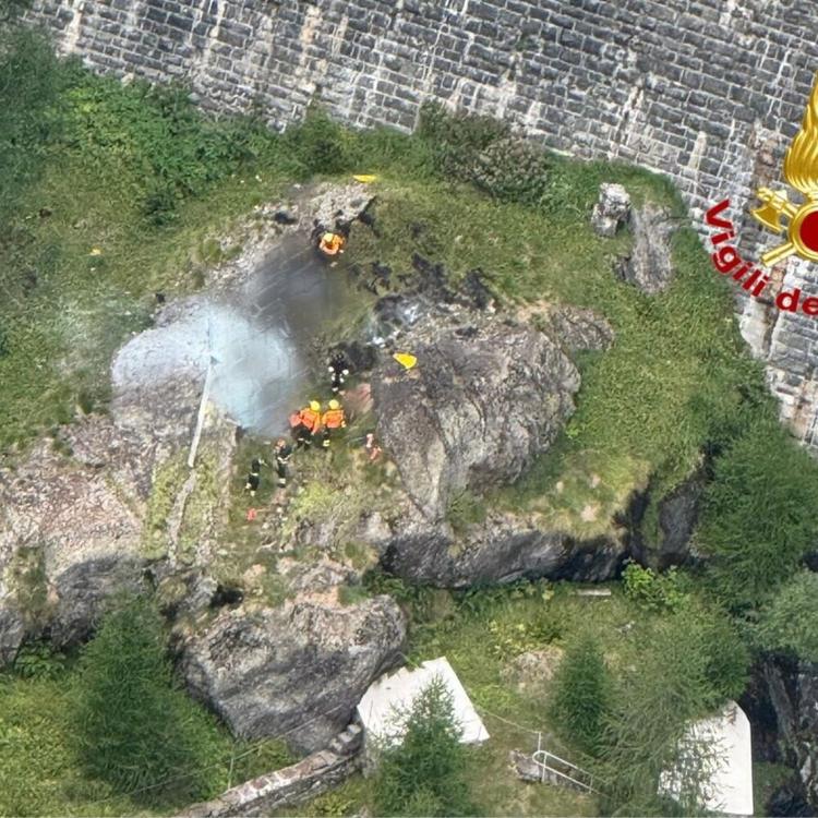 Tragedia in Piemonte: un ultraleggero urta dei cavi e precipita, due vittime
